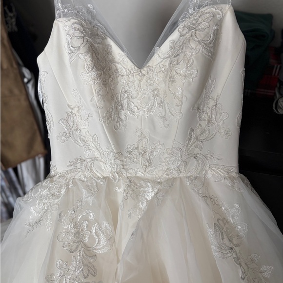 Elegant White Lace Wedding Dress